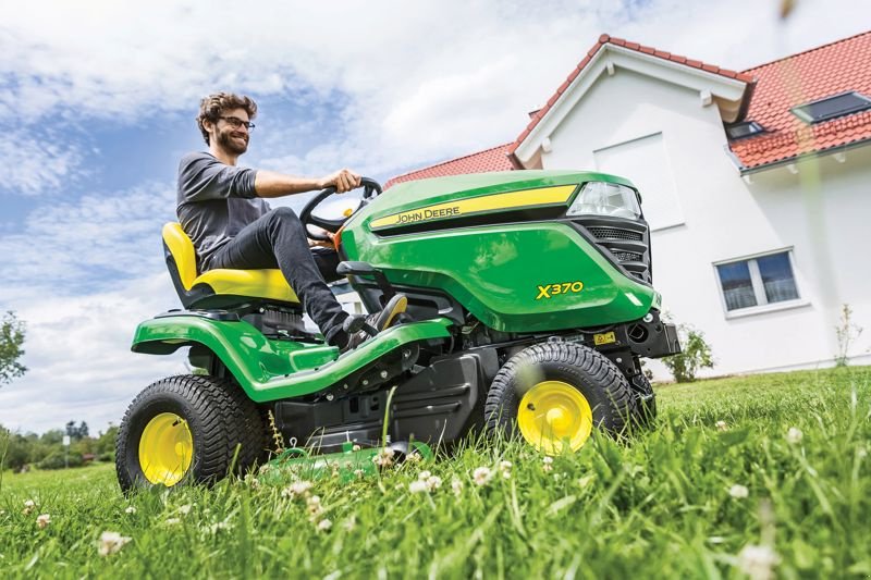 Großflächenmäher des Typs John Deere X370, Neumaschine in Regensdorf (Bild 3)