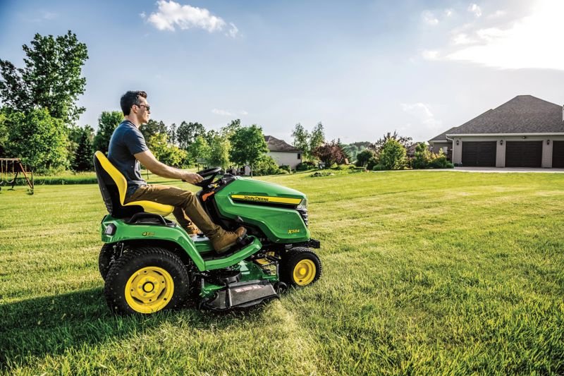 Großflächenmäher des Typs John Deere X584, Neumaschine in Regensdorf (Bild 3)