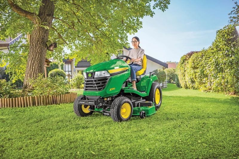 Großflächenmäher des Typs John Deere X590, Neumaschine in Regensdorf (Bild 2)