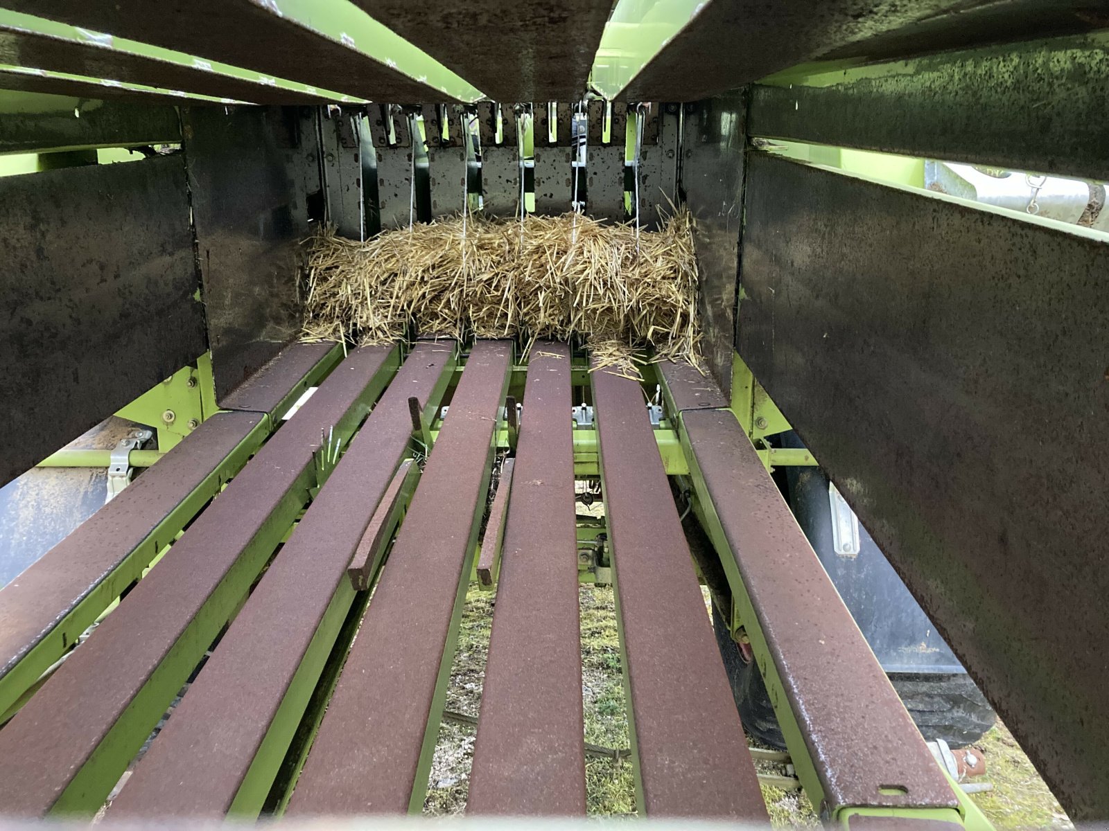 Großpackenpresse des Typs CLAAS PRESSE QUADRANT 2200, Gebrauchtmaschine in NOGENT (Bild 8)