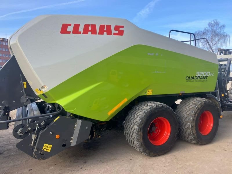 Großpackenpresse des Typs CLAAS QUADRANT 3200 FC, Gebrauchtmaschine in Schwandorf (Bild 2)