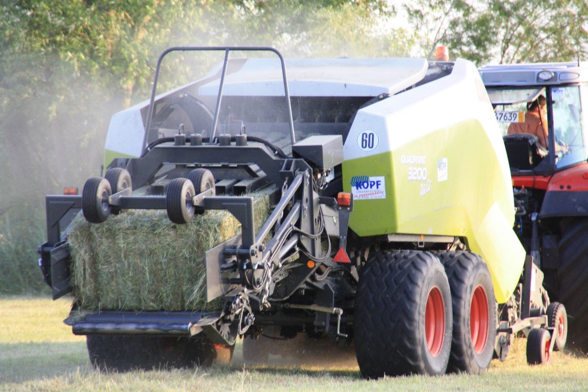 Großpackenpresse Türe ait CLAAS Quadrant 3200 RC mit Häcksler und Ballenstapler, Gebrauchtmaschine içinde Schutterzell (resim 1)