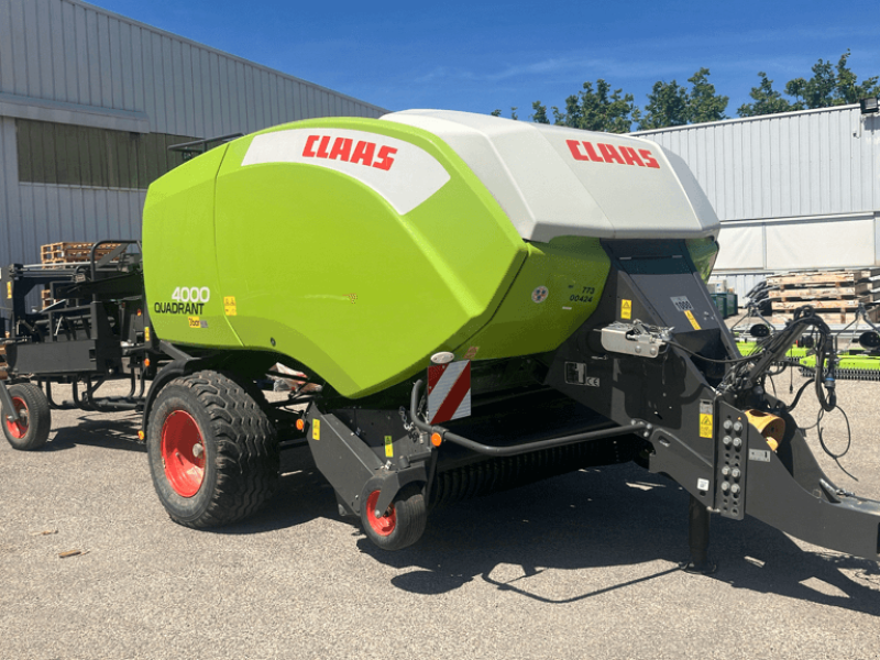 Großpackenpresse van het type CLAAS QUADRANT 4000, Gebrauchtmaschine in SAINT ANDIOL (Foto 1)