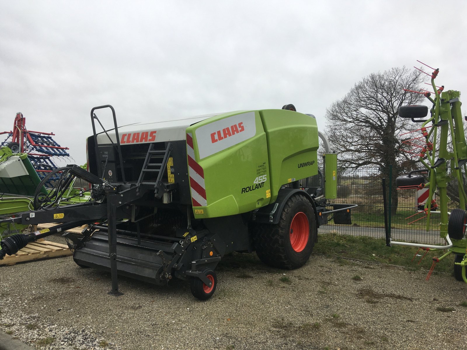 Großpackenpresse des Typs CLAAS ROLLANT UNIWRAP 455 RC, Gebrauchtmaschine in CHEMINOT (Bild 2)