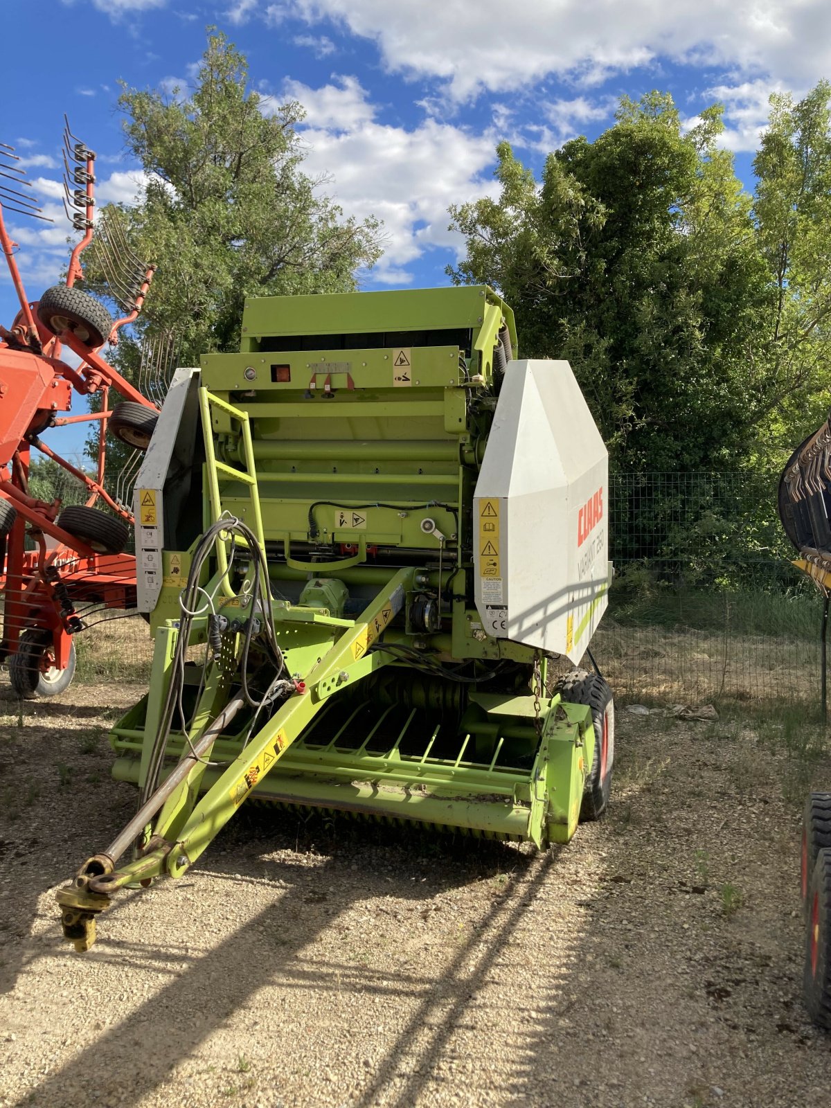 Großpackenpresse del tipo CLAAS VARIANT 260, Gebrauchtmaschine In SAINT ANDIOL (Immagine 2)