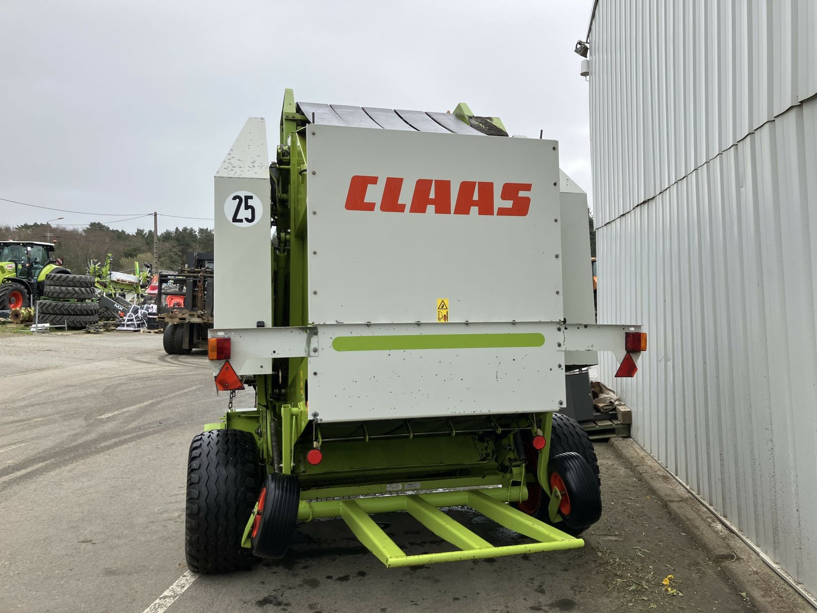 Großpackenpresse des Typs CLAAS VARIANT 280, Gebrauchtmaschine in PLOUIGNEAU (Bild 3)