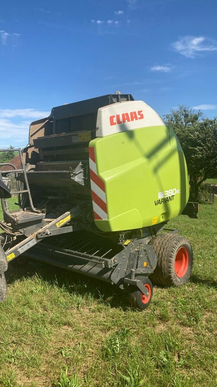 Großpackenpresse des Typs CLAAS VARIANT 380 RC PRO, Gebrauchtmaschine in CHEMINOT (Bild 1)