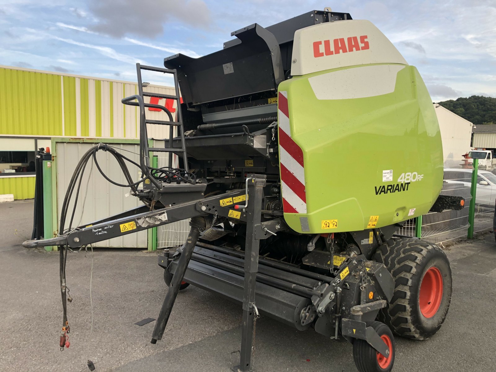 Großpackenpresse des Typs CLAAS VARIANT 480 RF, Gebrauchtmaschine in BEAUVOIS (Bild 1)