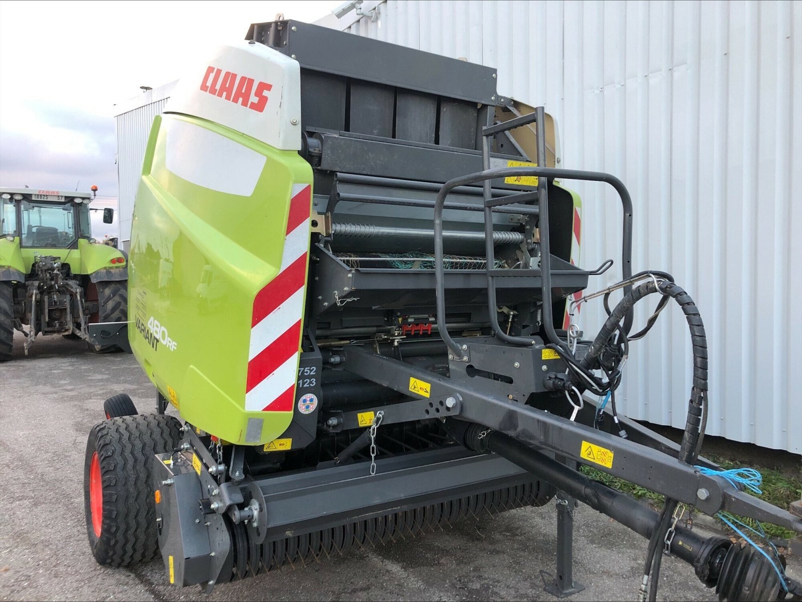 Großpackenpresse des Typs CLAAS VARIANT 480, Gebrauchtmaschine in CHEMINOT (Bild 5)