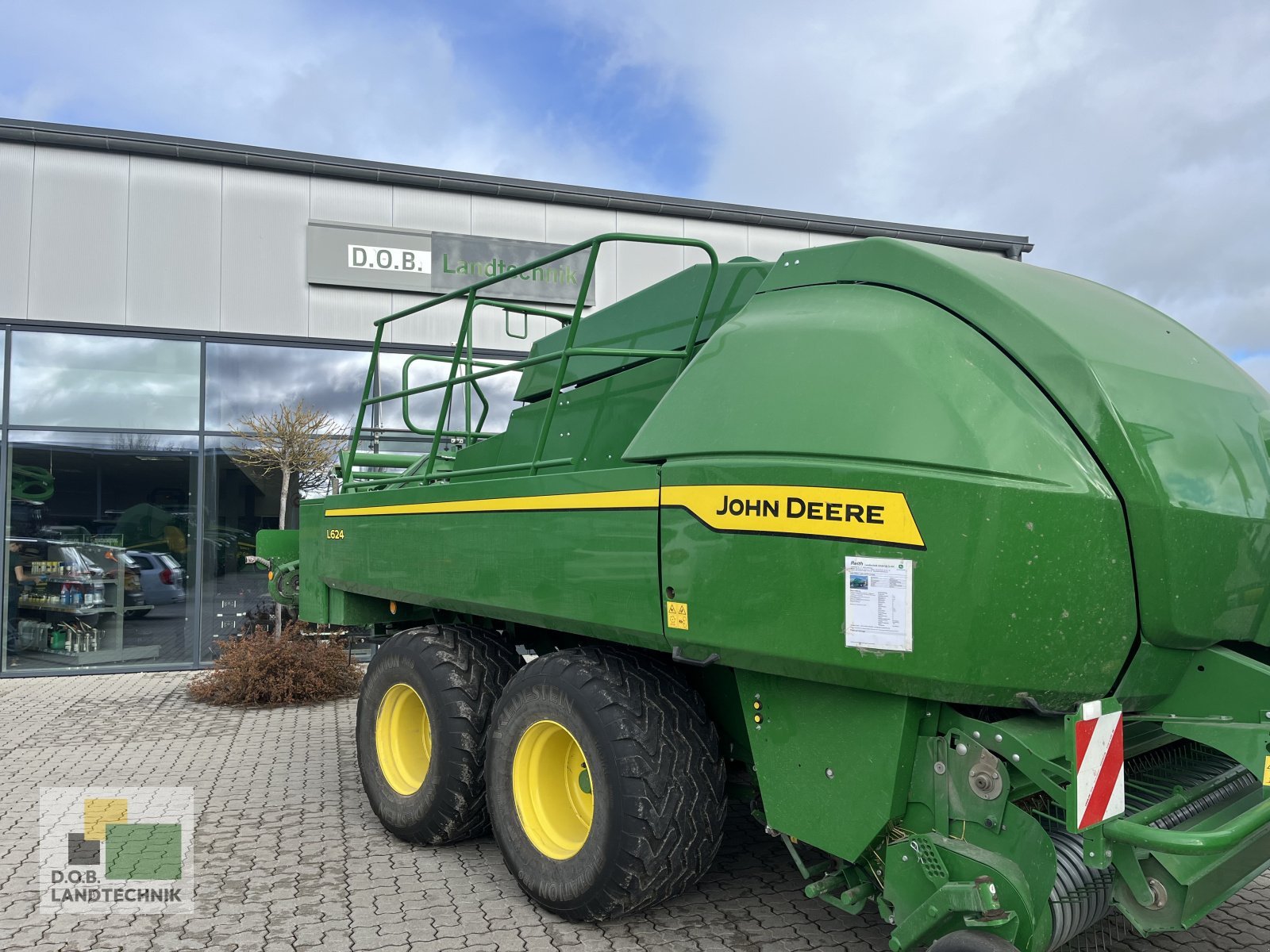 Großpackenpresse des Typs John Deere L624, Neumaschine in Langweid am Lech (Bild 2)