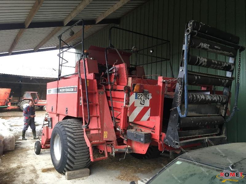 Großpackenpresse van het type Massey Ferguson 187, Gebrauchtmaschine in Gennes sur glaize (Foto 2)