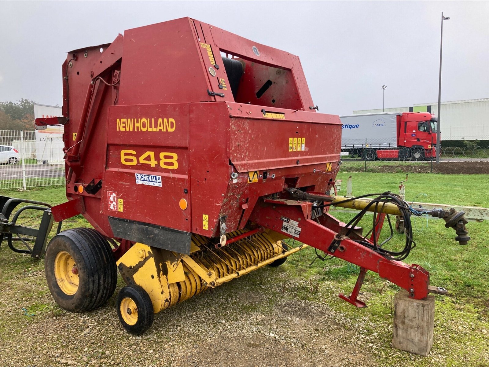 Großpackenpresse del tipo New Holland 648, Gebrauchtmaschine In CHEMINOT (Immagine 1)