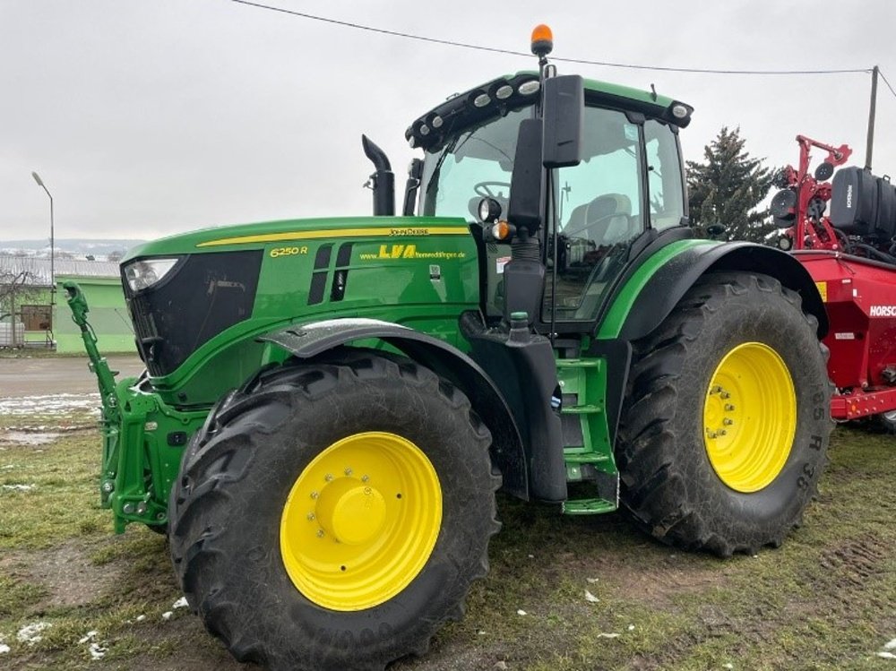 Grünlandtraktor Türe ait John Deere 6250 R, Gebrauchtmaschine içinde Praha (resim 1)