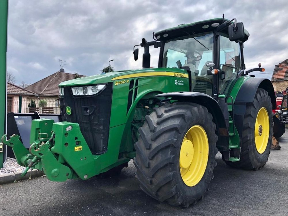 Grünlandtraktor des Typs John Deere 8400 R, Gebrauchtmaschine in Praha (Bild 1)