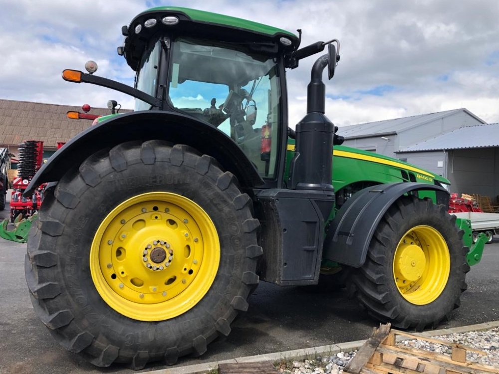 Grünlandtraktor van het type John Deere 8400 R, Gebrauchtmaschine in Praha (Foto 2)