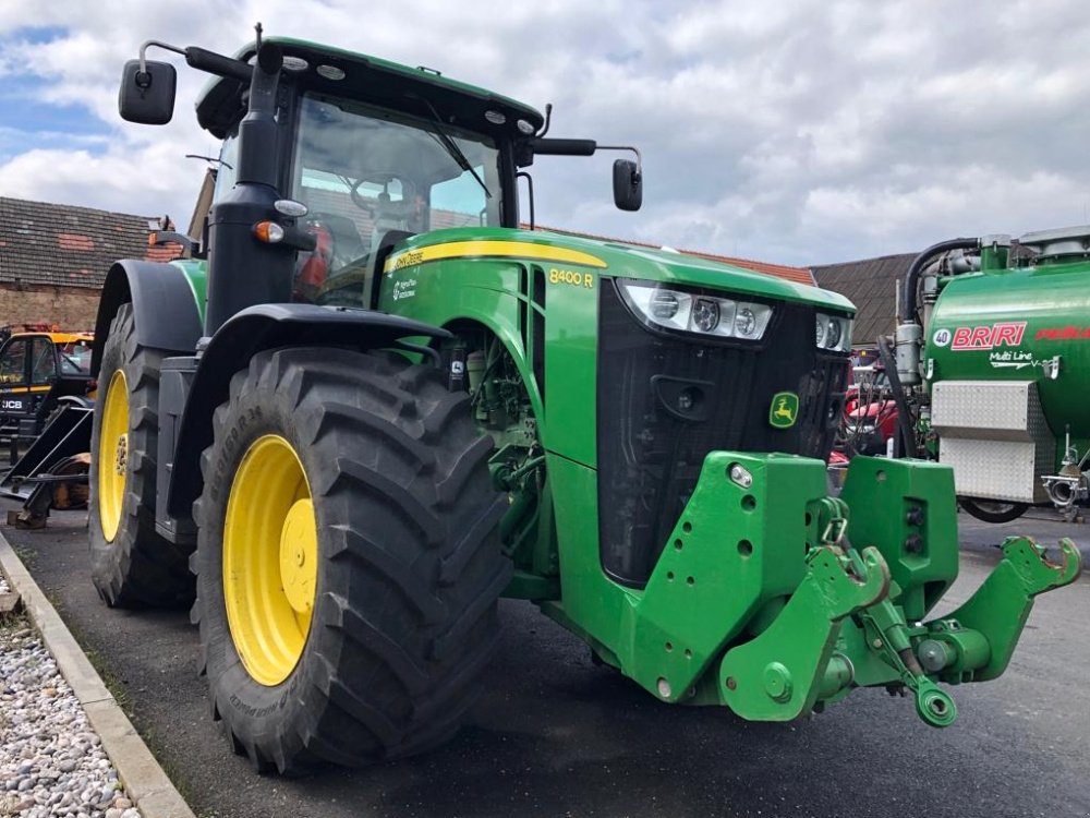 Grünlandtraktor του τύπου John Deere 8400 R, Gebrauchtmaschine σε Praha (Φωτογραφία 7)