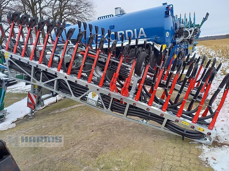 Gülleeinarbeitungstechnik of the type Vogelsang Black Bird 15m  Schleppschuhverteiler Gülleverteiler, Neumaschine in Sassenholz (Picture 1)