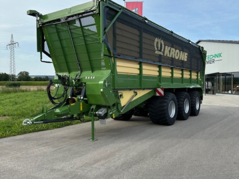 Häcksel Transportwagen of the type Krone TX 560 D, Neumaschine in Rain (Picture 1)