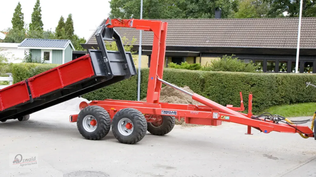 Hakenwagen des Typs BigAb Hakenlift 7-10, Neumaschine in Regen (Bild 1)