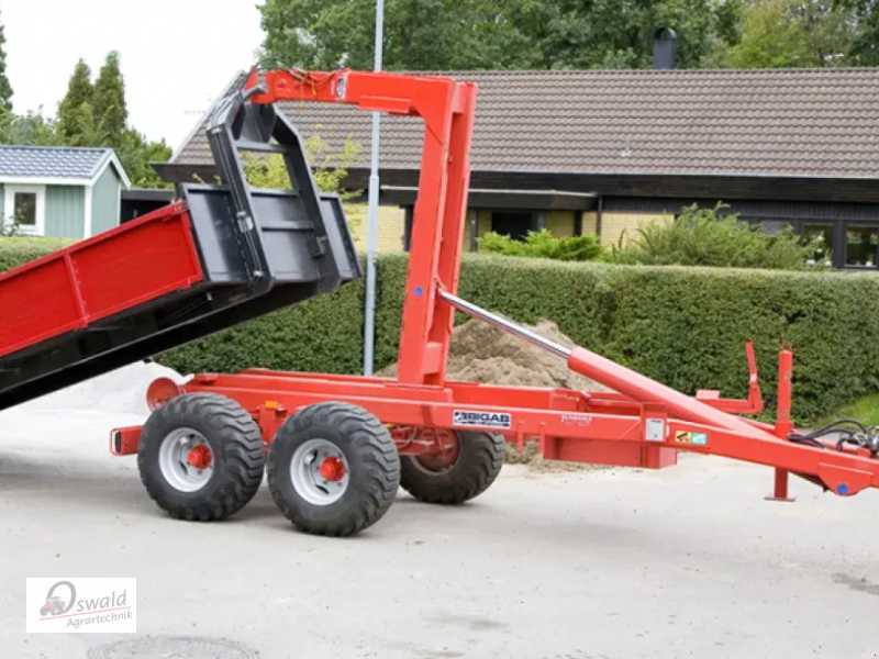 Hakenwagen of the type BigAb Hakenlift 7-10, Neumaschine in Regen