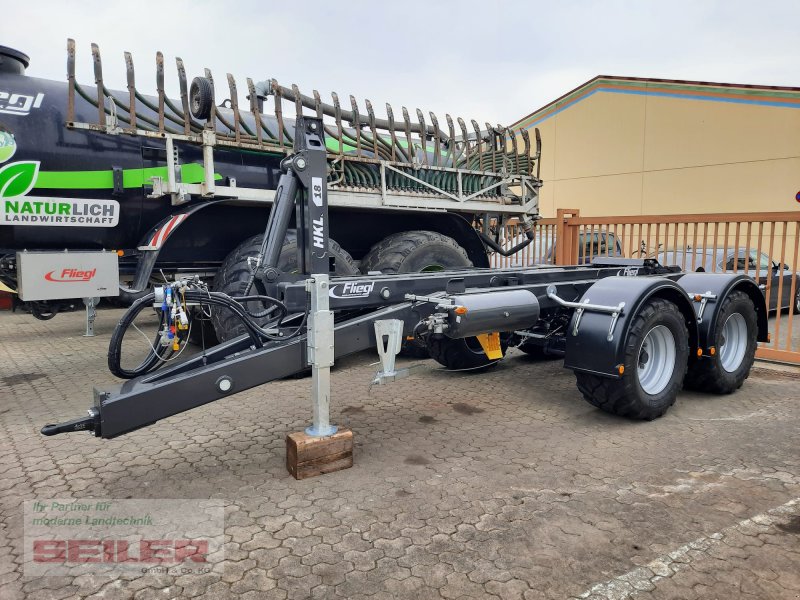 Hakenwagen van het type Fliegl HKL 18 Tandem, Neumaschine in Ansbach (Foto 1)