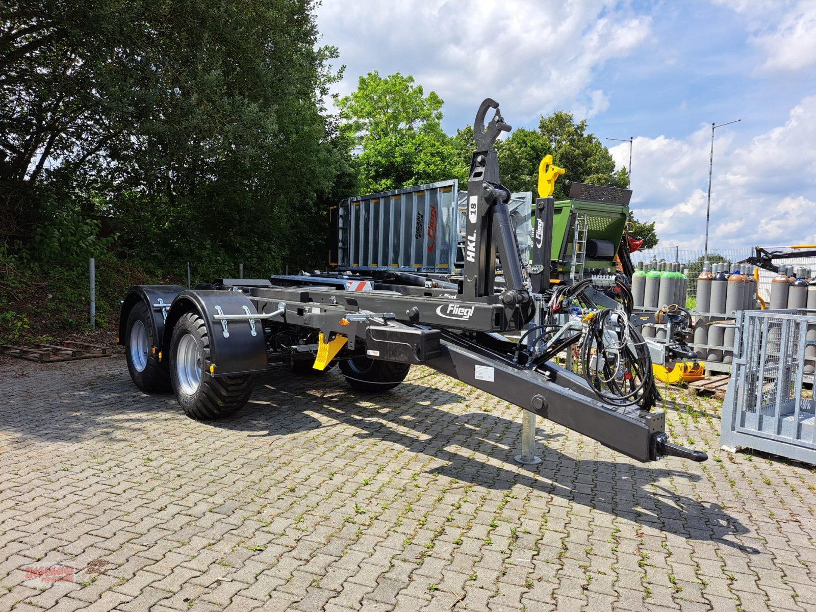 Hakenwagen van het type Fliegl HKL 18, Neumaschine in Rottenburg a.d. Laaber (Foto 1)