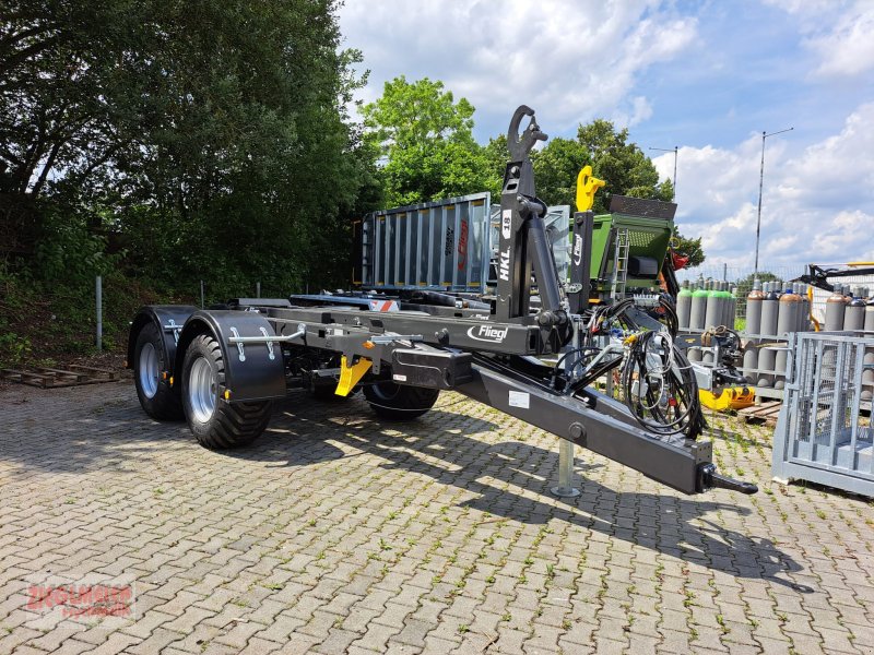 Hakenwagen van het type Fliegl HKL 18, Neumaschine in Rottenburg a.d. Laaber