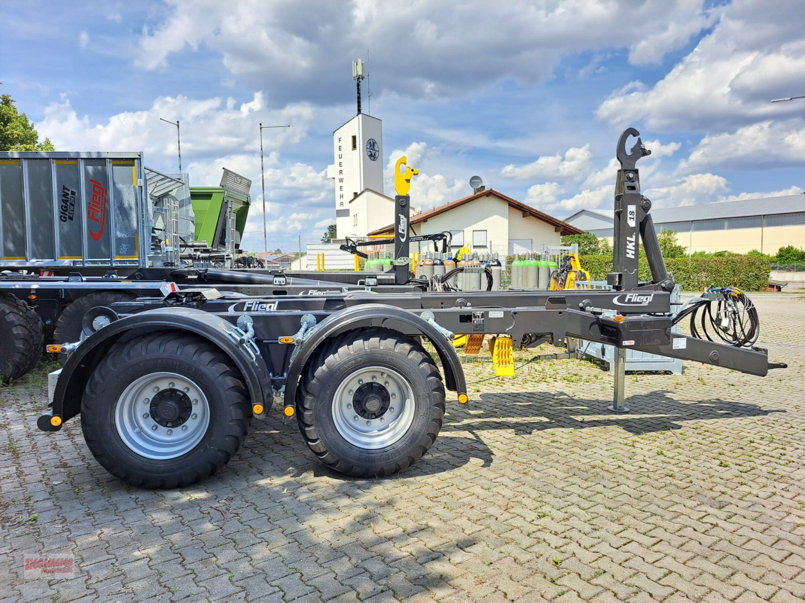 Hakenwagen van het type Fliegl HKL 18, Neumaschine in Rottenburg a.d. Laaber (Foto 6)