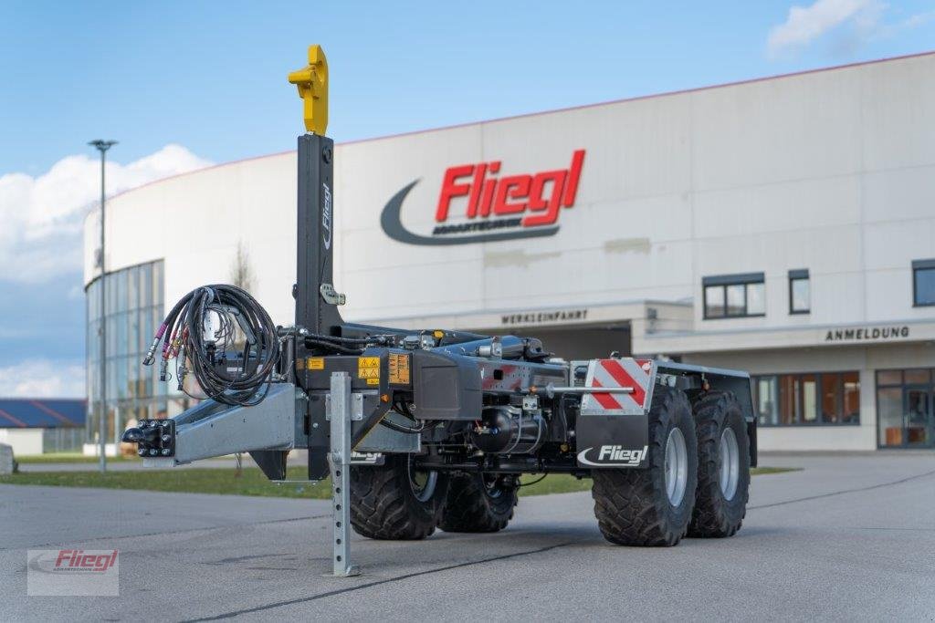 Hakenwagen van het type Fliegl HKL 22, Neumaschine in Mühldorf (Foto 1)