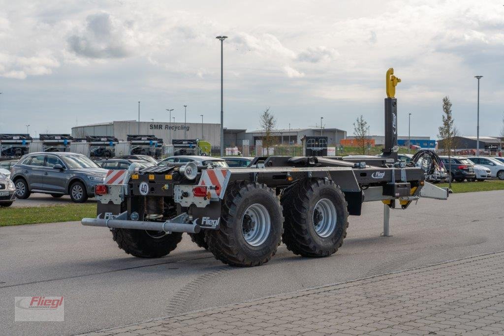 Hakenwagen van het type Fliegl HKL 22, Neumaschine in Mühldorf (Foto 4)