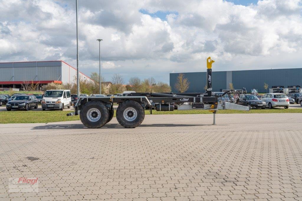 Hakenwagen van het type Fliegl HKL 22, Neumaschine in Mühldorf (Foto 5)