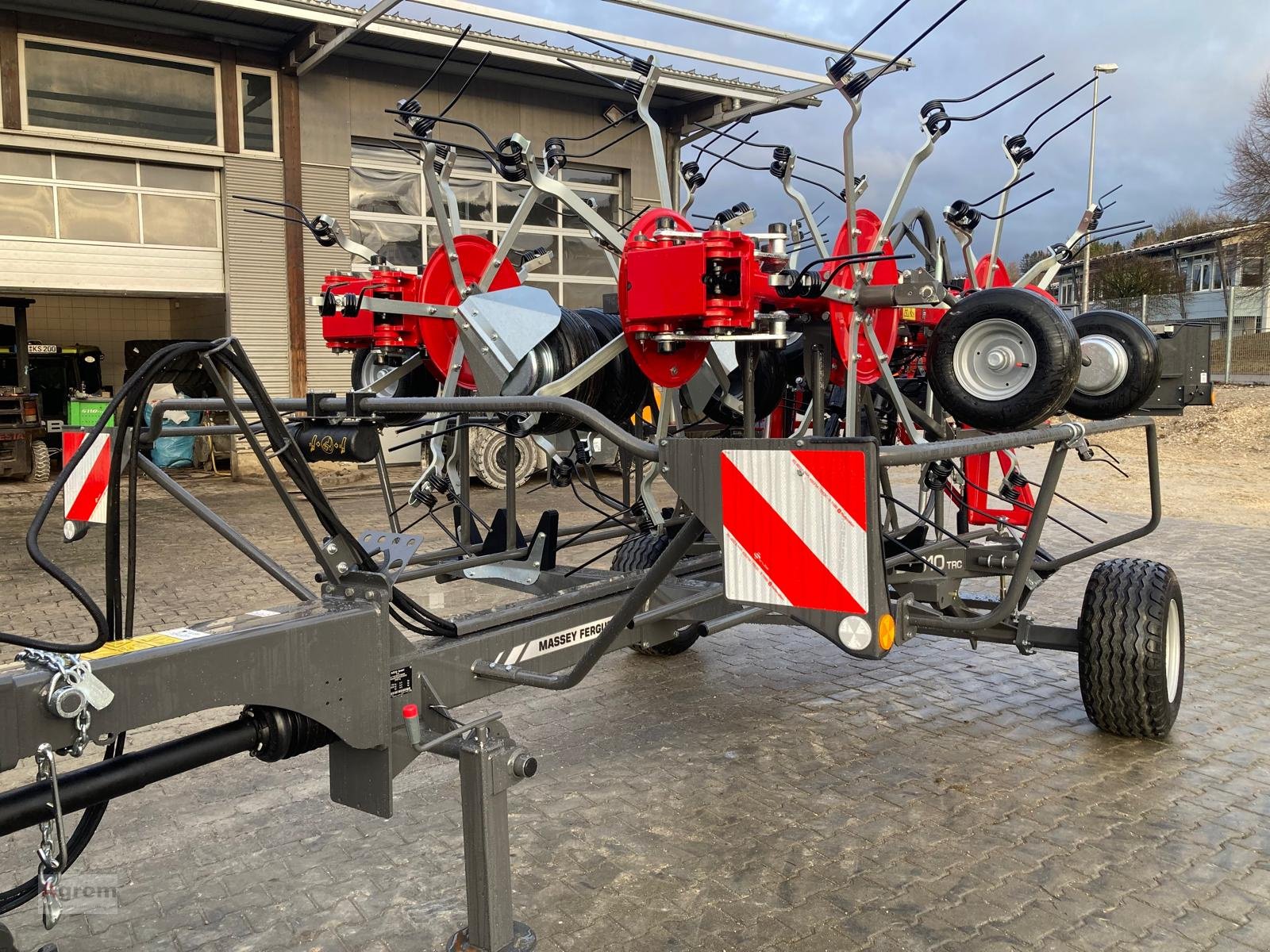 Heuwender des Typs Massey Ferguson TD 1310 TRC, Neumaschine in Münsingen (Bild 2)