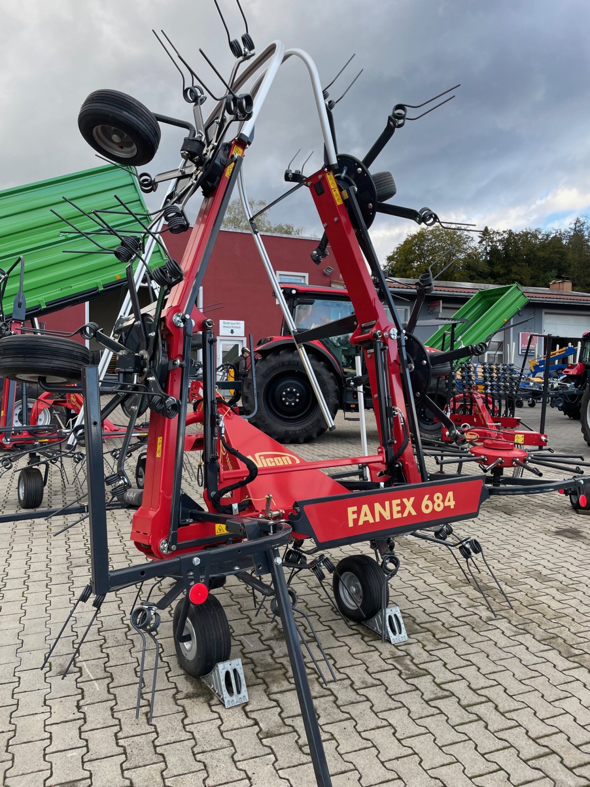 Heuwender des Typs Vicon Fanex 684, Neumaschine in Fürsteneck (Bild 3)