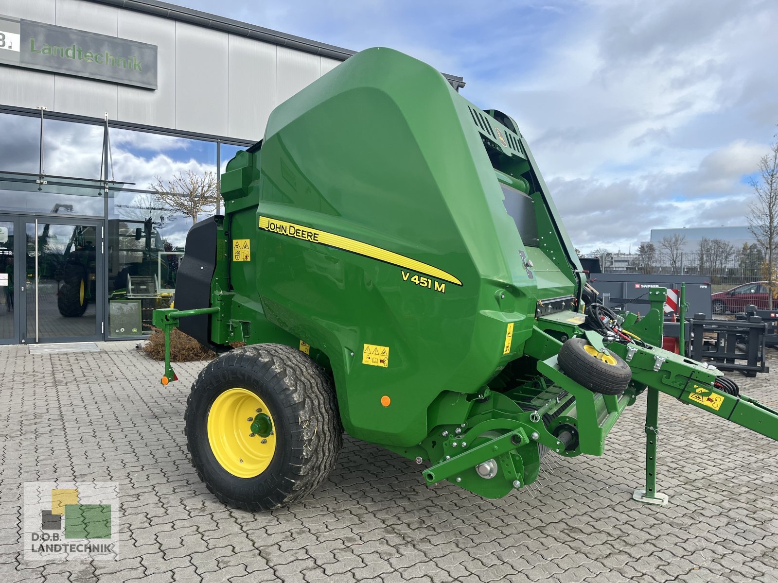 Hochdruckpresse des Typs John Deere V451M, Neumaschine in Langweid am Lech (Bild 2)