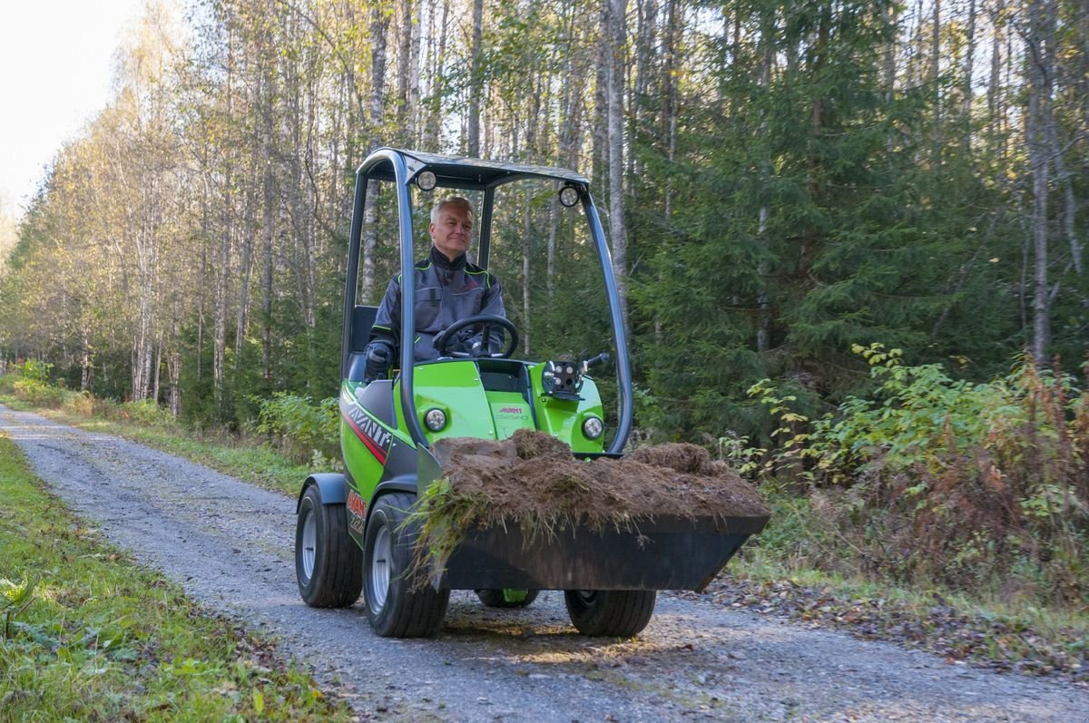 Hoflader des Typs Avant Avant 225 mit Beheizter Kabine, Neumaschine in Waidhofen an der Thaya (Bild 10)