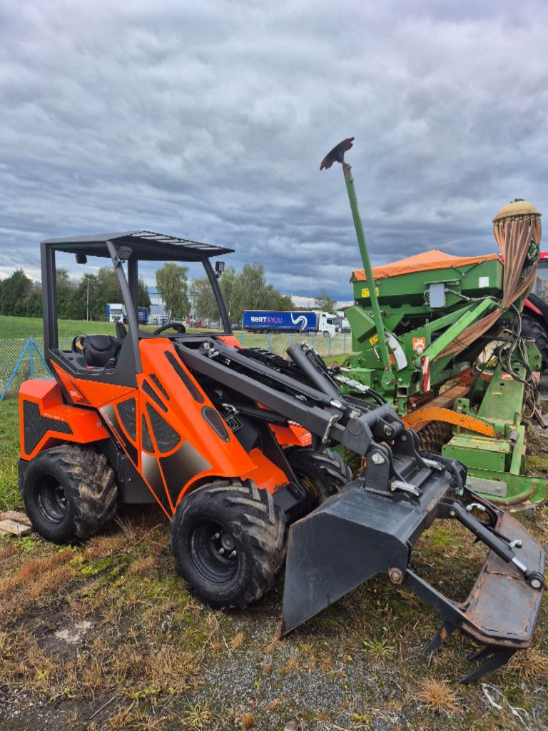 Hoflader typu Avant CASTLOADER 33 TLX, Gebrauchtmaschine v MORHANGE (Obrázek 1)