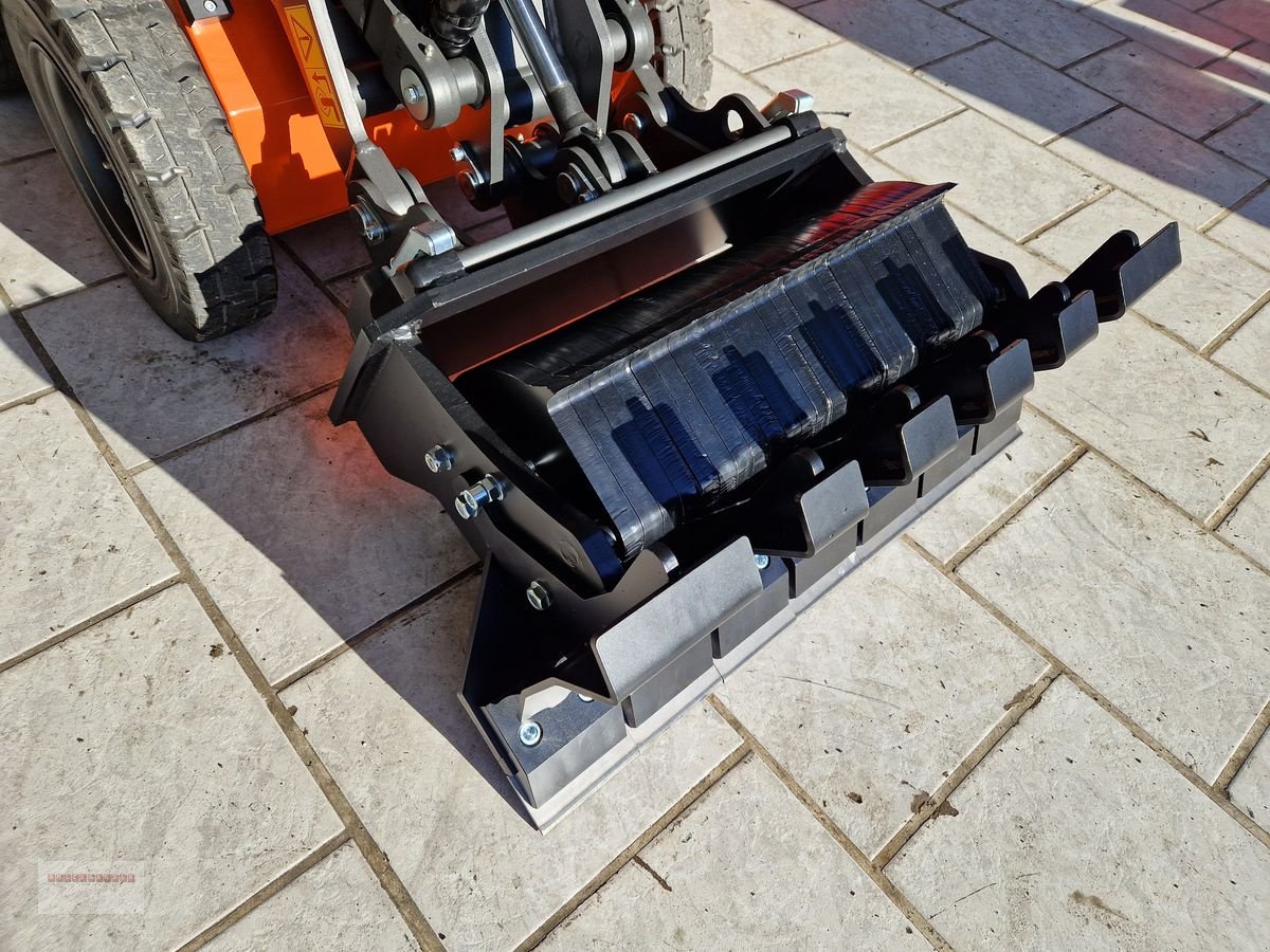 Hoflader van het type Cast Group Teppichstripper für Avant Multione Worky Quad uv, Gebrauchtmaschine in Tarsdorf (Foto 4)