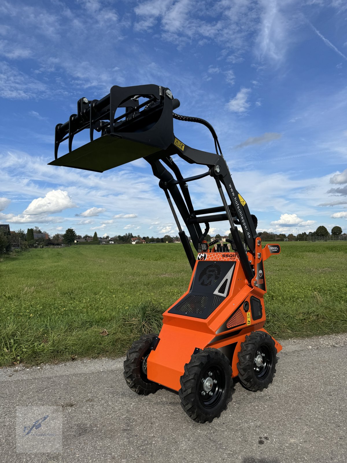 Hoflader of the type Cast Group WorkyQuad SSQ 11 Plus Minilader Dumper Skidlader, Neumaschine in Bruckmühl (Picture 12)