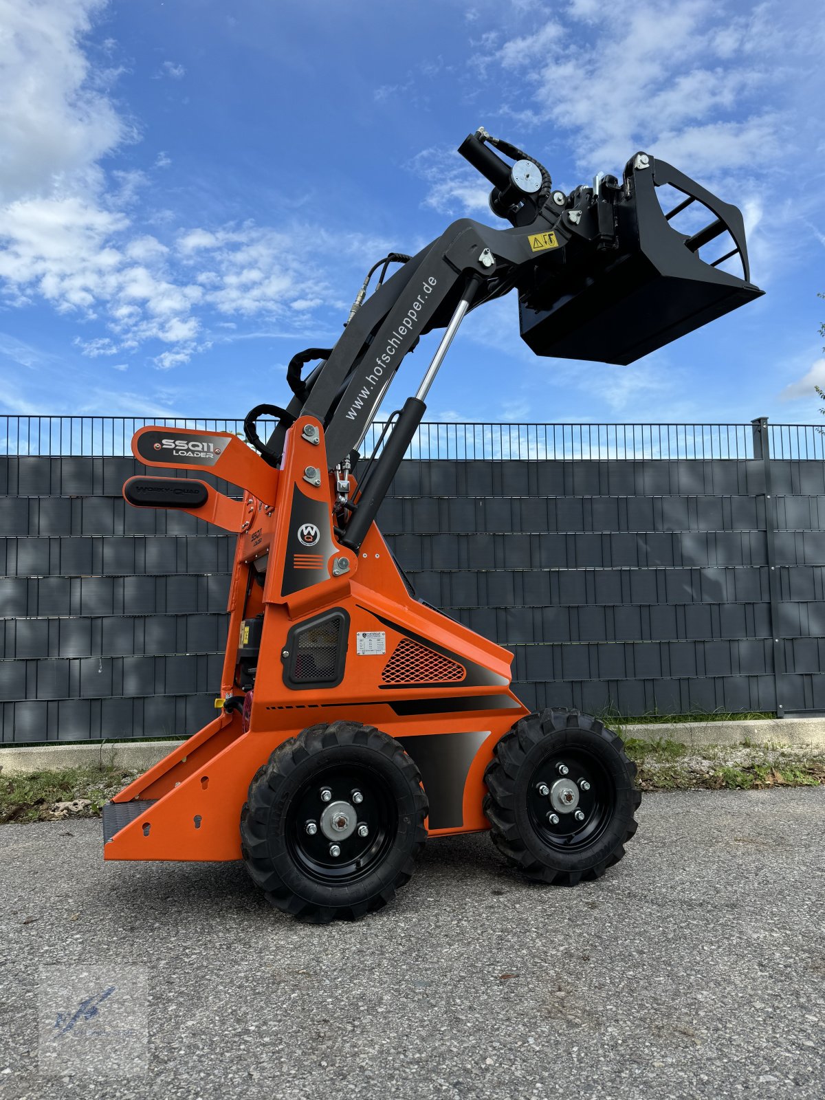 Hoflader of the type Cast Group WorkyQuad SSQ 11 Plus Minilader Dumper Skidlader, Neumaschine in Bruckmühl (Picture 4)