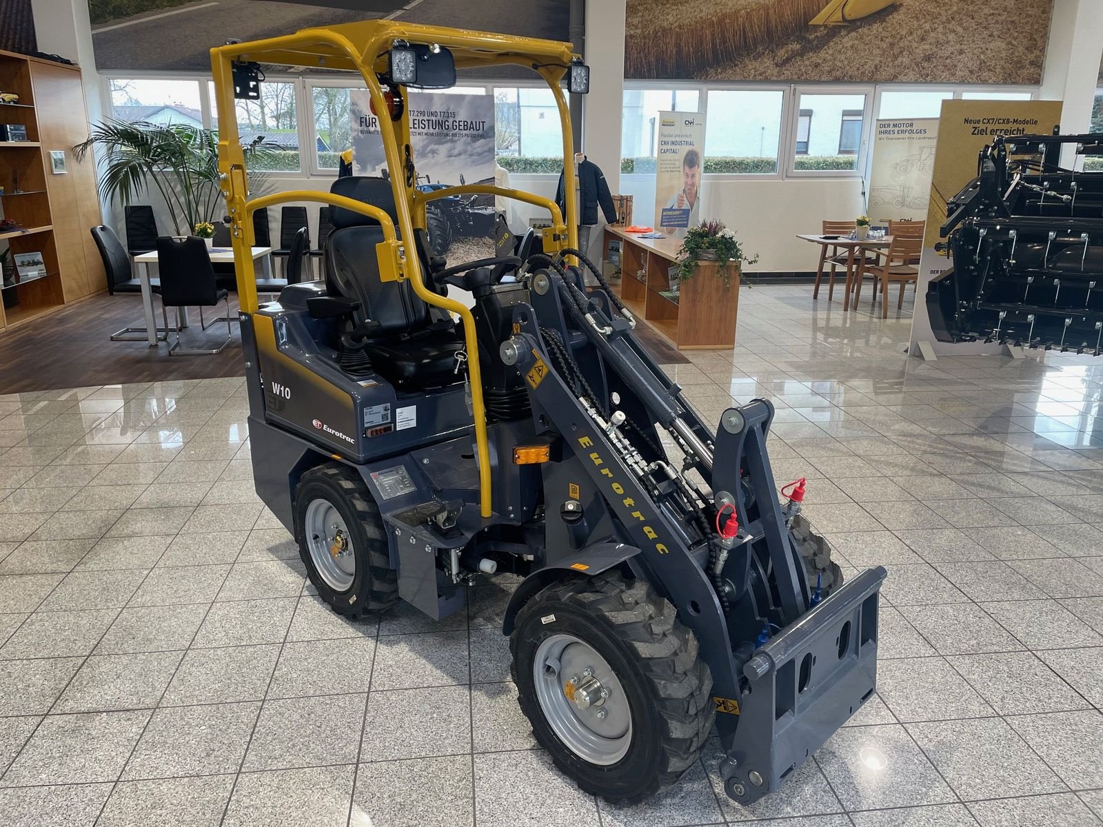 Hoflader des Typs Eurotrac W10, Neumaschine in Burgkirchen (Bild 2)