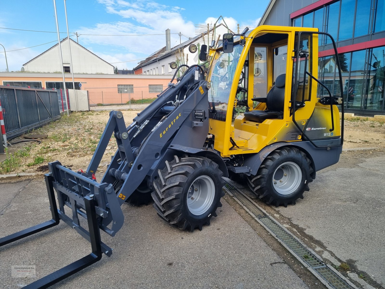 Hoflader of the type Eurotrac W12 CS Vollkabine, Neumaschine in Tapfheim (Picture 1)