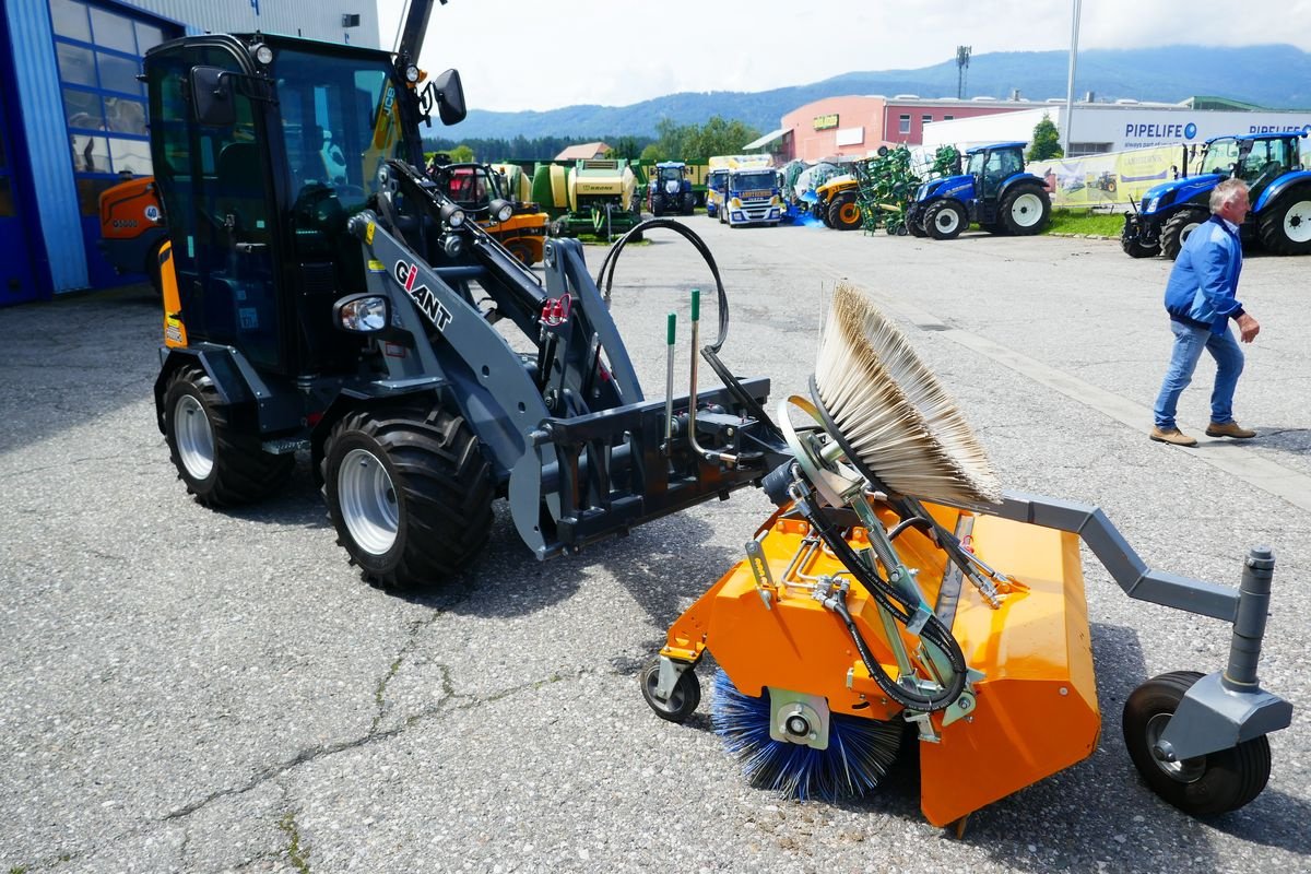 Hoflader typu GiANT G 2200 HD + Kehrmaschine, Gebrauchtmaschine w Villach (Zdjęcie 9)