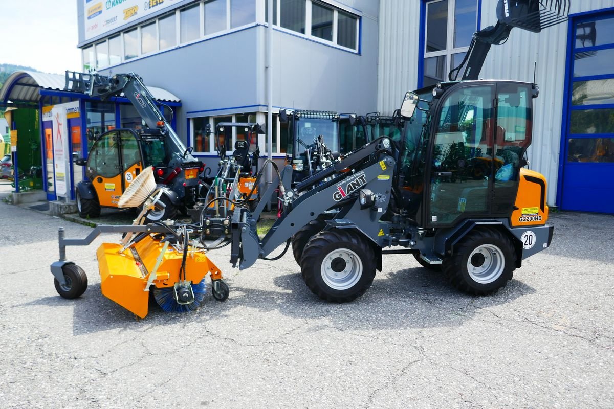 Hoflader of the type GiANT G 2200 HD + Kehrmaschine, Gebrauchtmaschine in Villach (Picture 1)