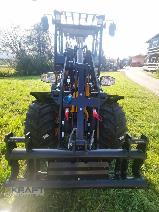 Hoflader of the type JCB 403 Agri, Neumaschine in St. Johann in Tirol (Picture 20)