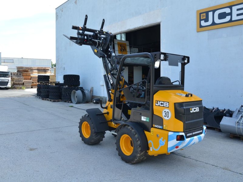 Hoflader des Typs JCB 403 E, Neumaschine in Wien (Bild 1)