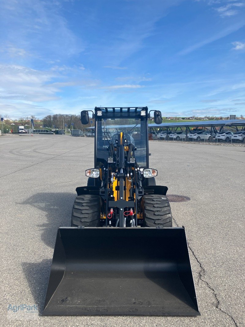 Hoflader des Typs JCB 403Plus Agri, Neumaschine in Kirchdorf (Bild 4)