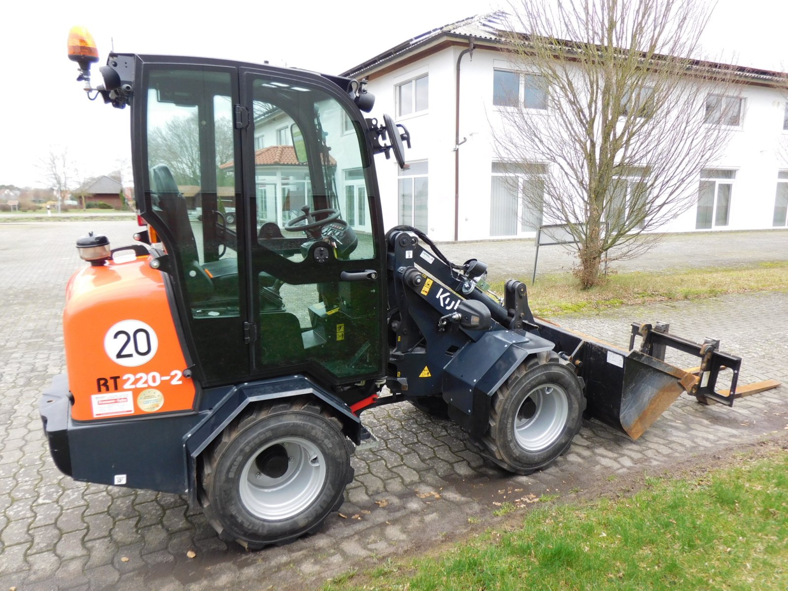 Hoflader typu Kubota RT 220-2 Kompaktradlader Hoflader mit Kabine, SWE, Gabel, Schaufel, Gebrauchtmaschine w Wagenfeld (Zdjęcie 3)