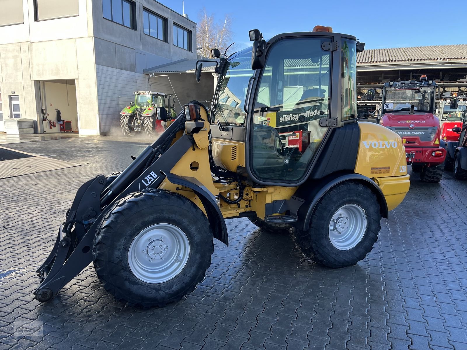 Hoflader des Typs Volvo L25B - P mit Kabine mit Schaufel & PG, Gebrauchtmaschine in Burgkirchen (Bild 12)