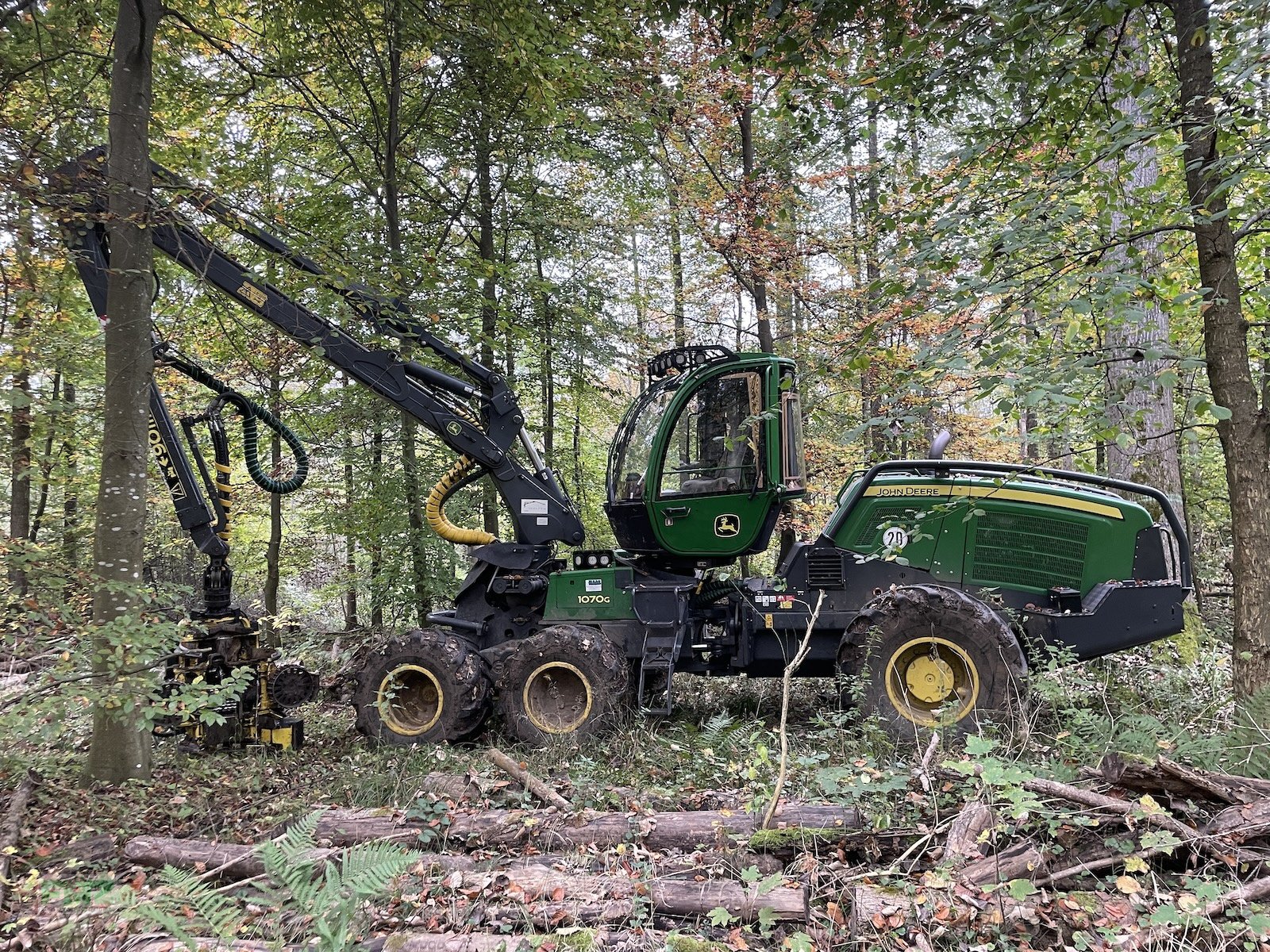 Holzvollernter du type John Deere 1070G, Gebrauchtmaschine en Leinburg (Photo 1)