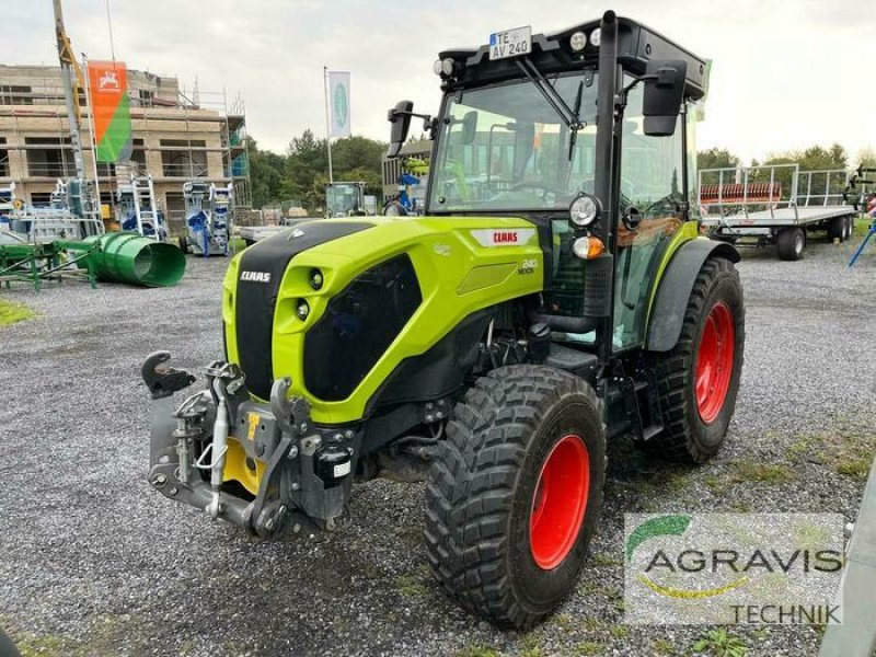 Hopfentraktor van het type CLAAS NEXOS 240 L, Vorführmaschine in Ladbergen (Foto 1)